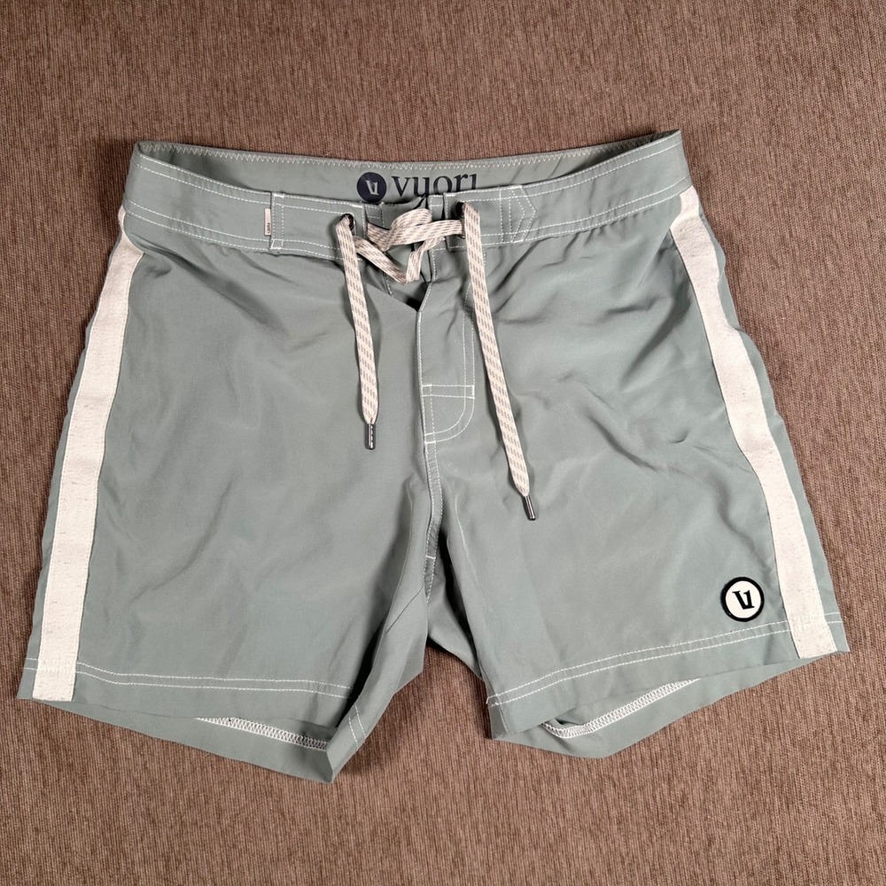 Vuori Cruise Boardshorts Sage Green White Stripe Mens Size 28 V3004 Swim Trunks